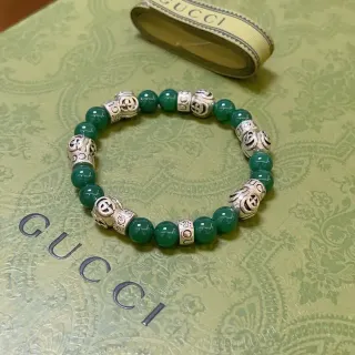 سوار Gucci خرز عقيق أخضر ونحاسي فضي تعويذة مزدوجة G
