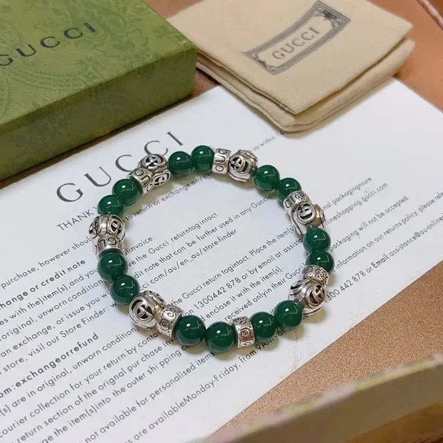 سوار Gucci خرز عقيق أخضر ونحاسي فضي تعويذة مزدوجة G 3