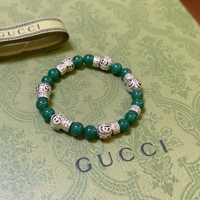 سوار Gucci خرز عقيق أخضر ونحاسي فضي تعويذة مزدوجة G 4