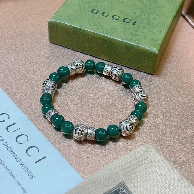 سوار Gucci خرز عقيق أخضر ونحاسي فضي تعويذة مزدوجة G 7