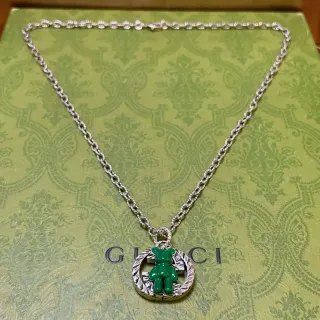 Gucci Collier pendentif résine verte motif ours chaîne argent