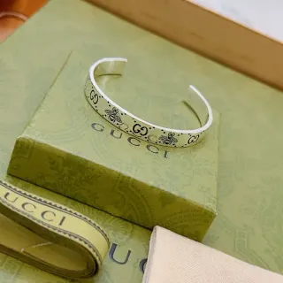 Gucci Pulsera Abierta con Motivo de Abeja GG Grabada