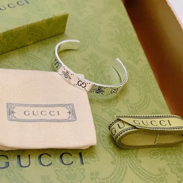 Gucci Pulsera Abierta con Motivo de Abeja GG Grabada 2