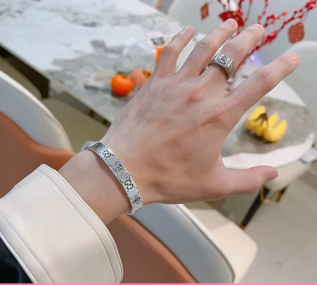 Gucci Pulsera Abierta con Motivo de Abeja GG Grabada 3