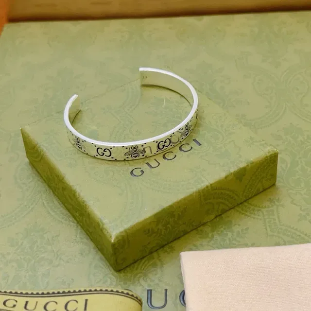 Gucci Pulsera Abierta con Motivo de Abeja GG Grabada 4