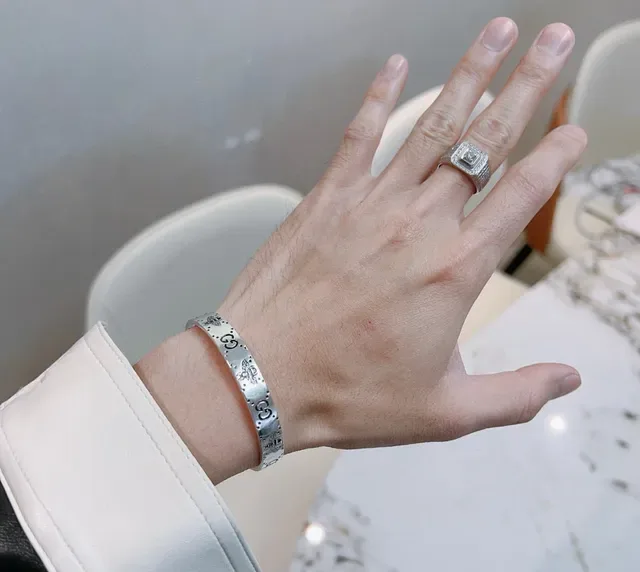 Gucci Pulsera Abierta con Motivo de Abeja GG Grabada 5