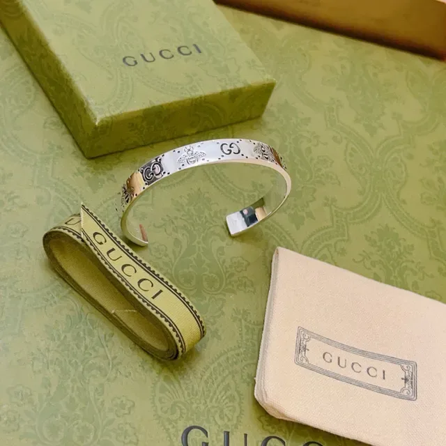 Gucci Pulsera Abierta con Motivo de Abeja GG Grabada 6