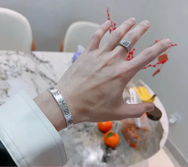 Gucci Pulsera Abierta con Motivo de Abeja GG Grabada 8