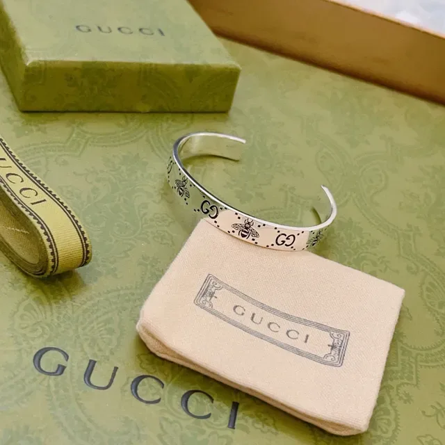 Gucci Pulsera Abierta con Motivo de Abeja GG Grabada 9