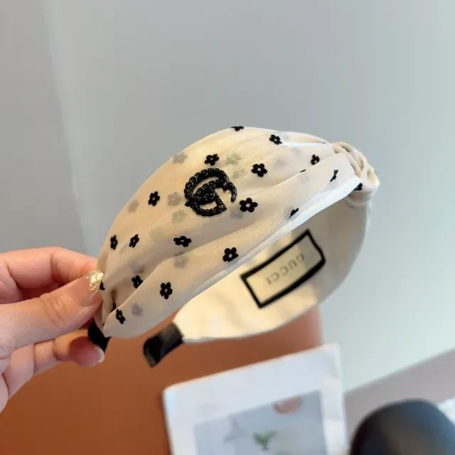 Gucci Chapeau Beige Noir Nœud Tordu Translucide Broderie Florale 8
