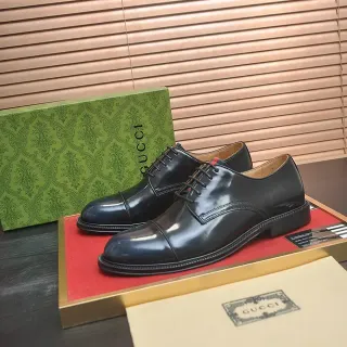 Gucci Chaussures Oxford en Cuir Poli Noir et Beige avec Cap-Toe