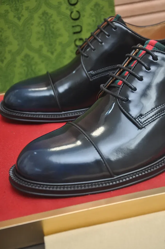 Gucci Chaussures Oxford en Cuir Poli Noir et Beige avec Cap-Toe 2