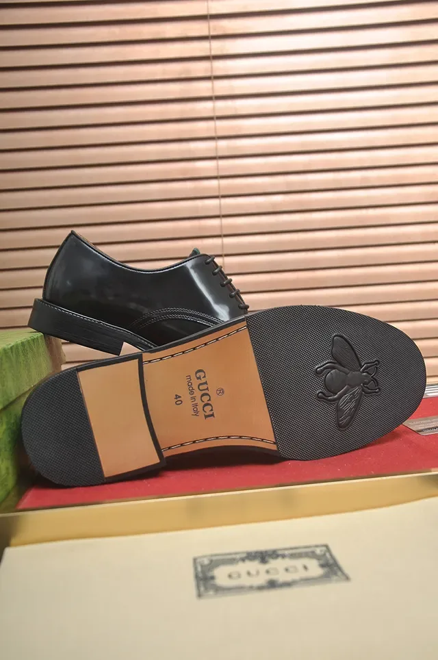 Gucci Chaussures Oxford en Cuir Poli Noir et Beige avec Cap-Toe 3