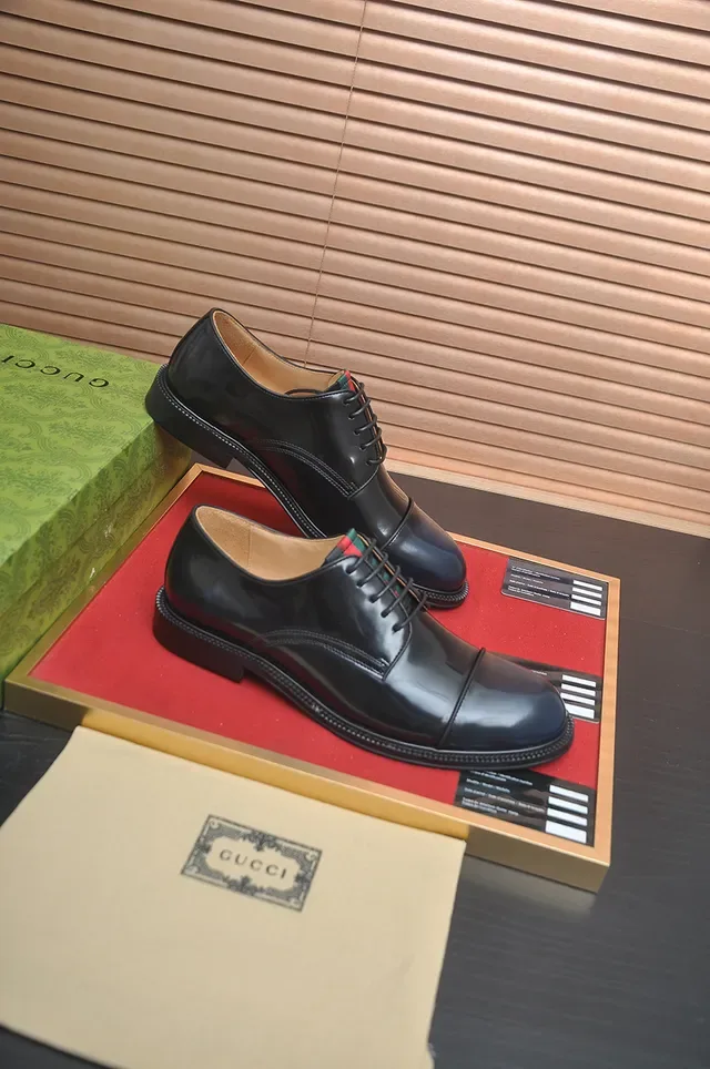 Gucci Chaussures Oxford en Cuir Poli Noir et Beige avec Cap-Toe 4