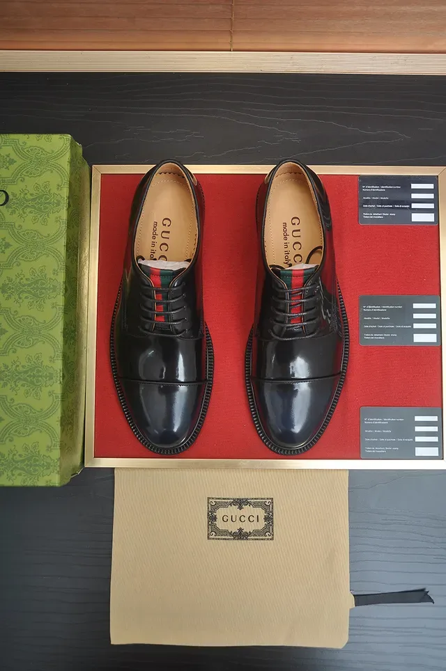 Gucci Chaussures Oxford en Cuir Poli Noir et Beige avec Cap-Toe 5