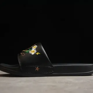 Gucci Sandalias de cuero negro y dorado bordadas florales con correa