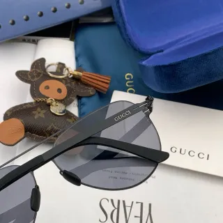 Gucci نظارات شمسية إطار معدني أسود رمادي رفيع شكل طيار ملهم