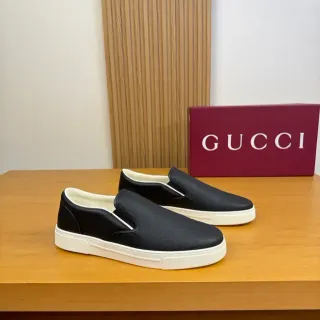Mocasín Gucci Negro Blanco GG Monogram Embossed Slip-On