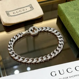 سوار Gucci كريستال كيرب لينك فضي شفاف قفل متشابك G