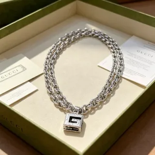 Gucci G-Link Chaîne Épaisse Argentée Beige Pendentif Carré Orné Collier