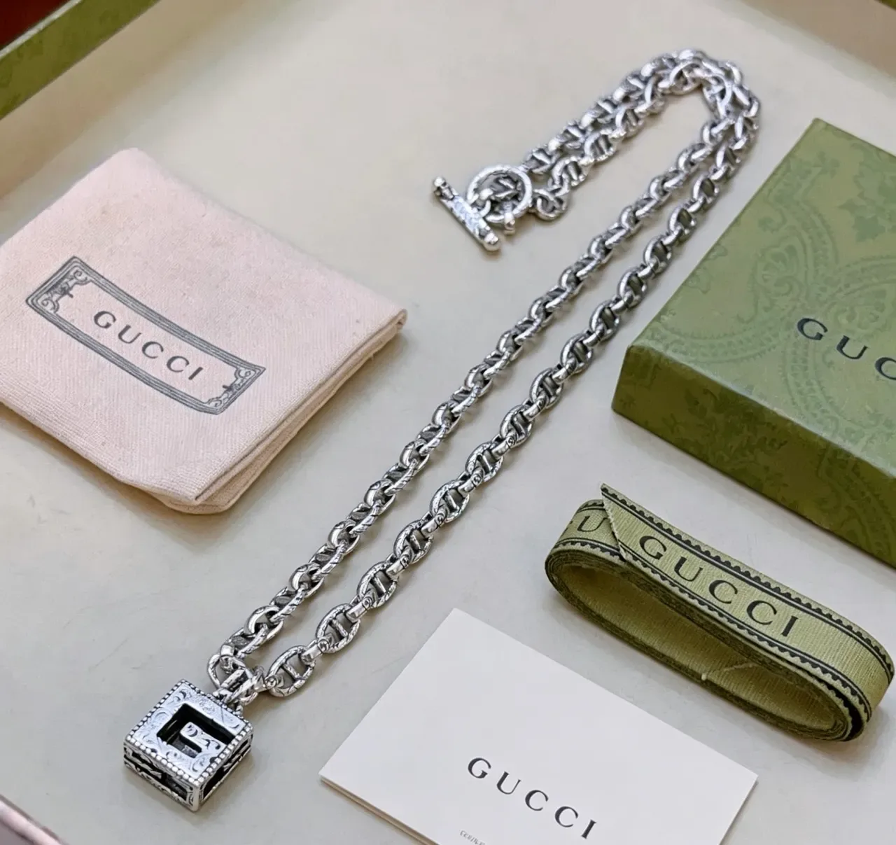 Gucci G-Link Chaîne Épaisse Argentée Beige Pendentif Carré Orné Collier 3