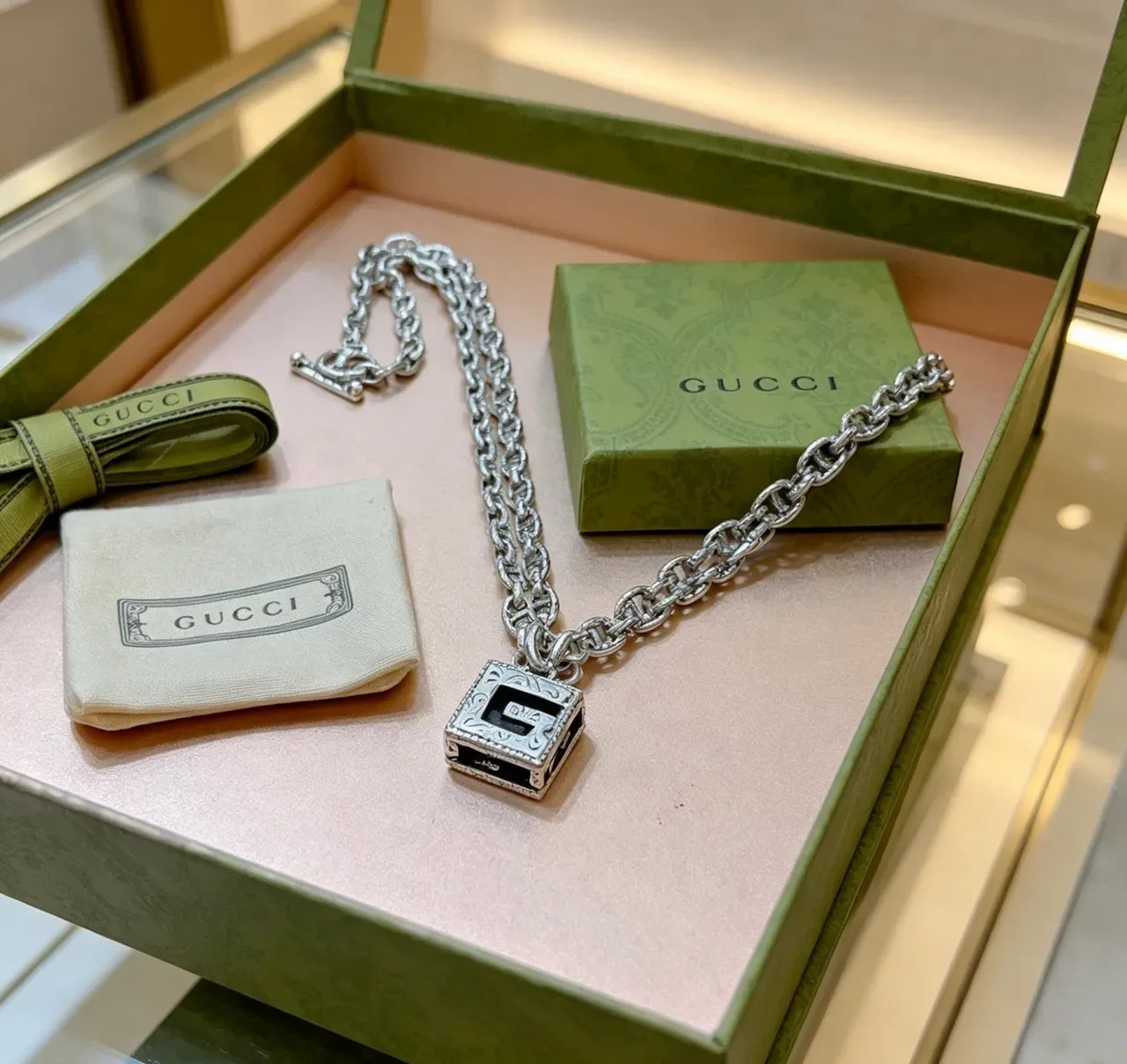 Gucci G-Link Chaîne Épaisse Argentée Beige Pendentif Carré Orné Collier 5