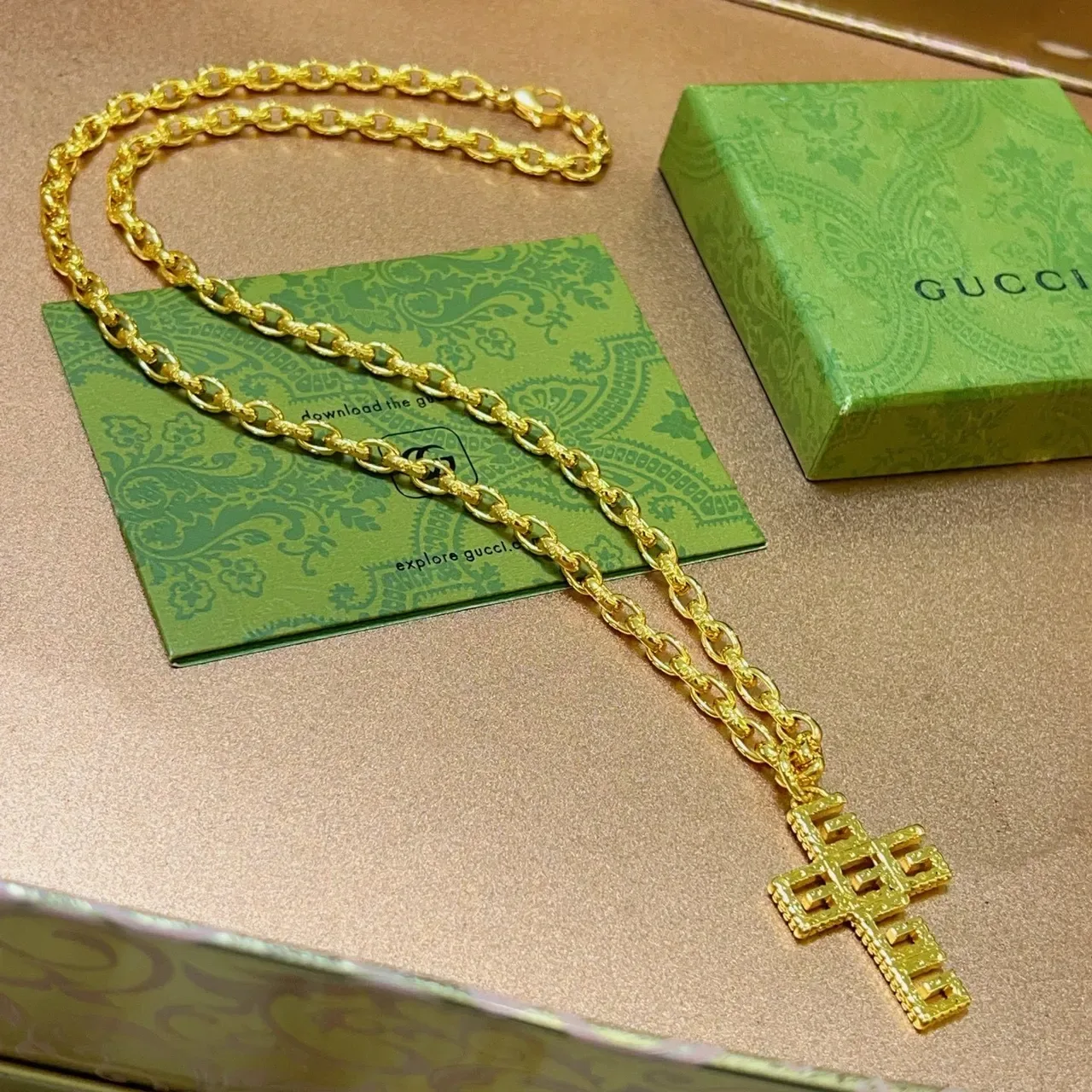 Gucci GG Pendente Cruz Colar Corrente Dourada 7