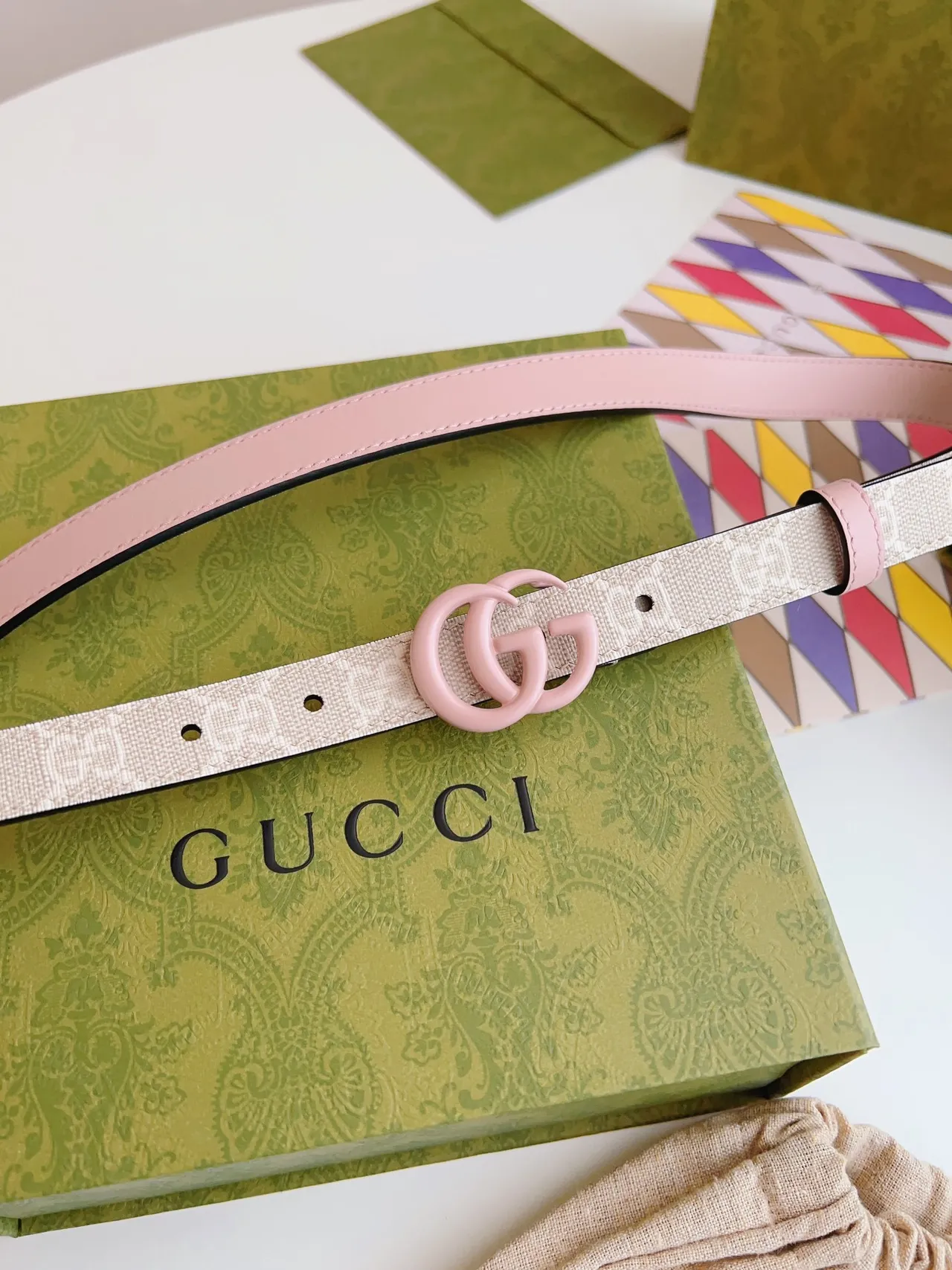 Gucci GG Marmont भूरा और गुलाबी रेजिन Interlocking G चमड़े की बेल्ट 2