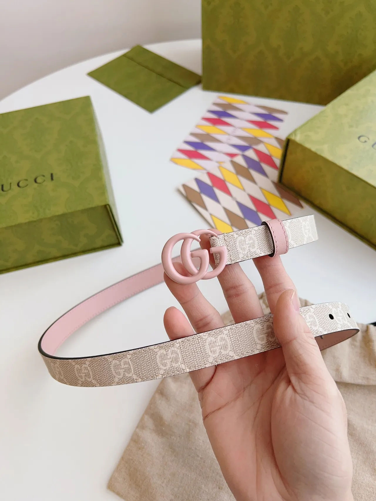 Gucci GG Marmont भूरा और गुलाबी रेजिन Interlocking G चमड़े की बेल्ट 5