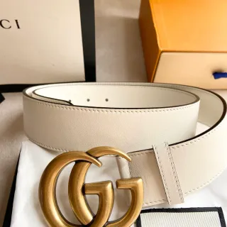 Gucci GG Marmont Cinturón de cuero color beige con hebilla de G dorada interconectada, correa suave