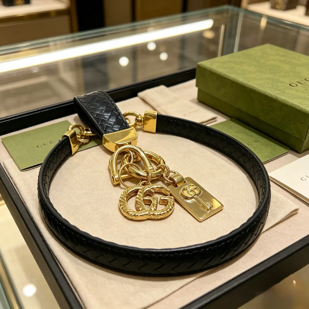 Gucci GG Marmont Bolsa de Sela Preto Dourado Couro Trançado Hardware 4