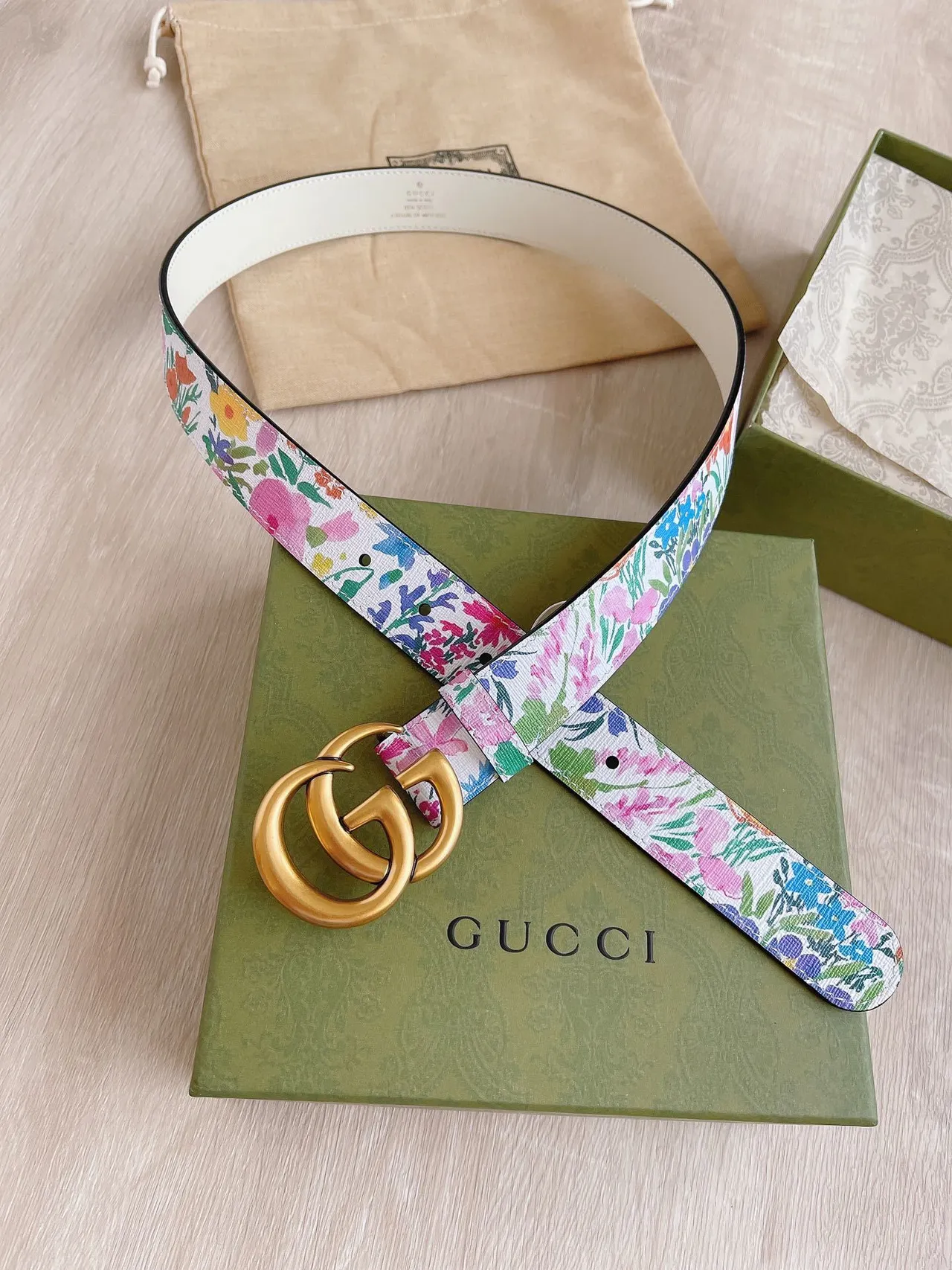Gucci GG Marmont Ceinture en cuir blanc à motif floral 2