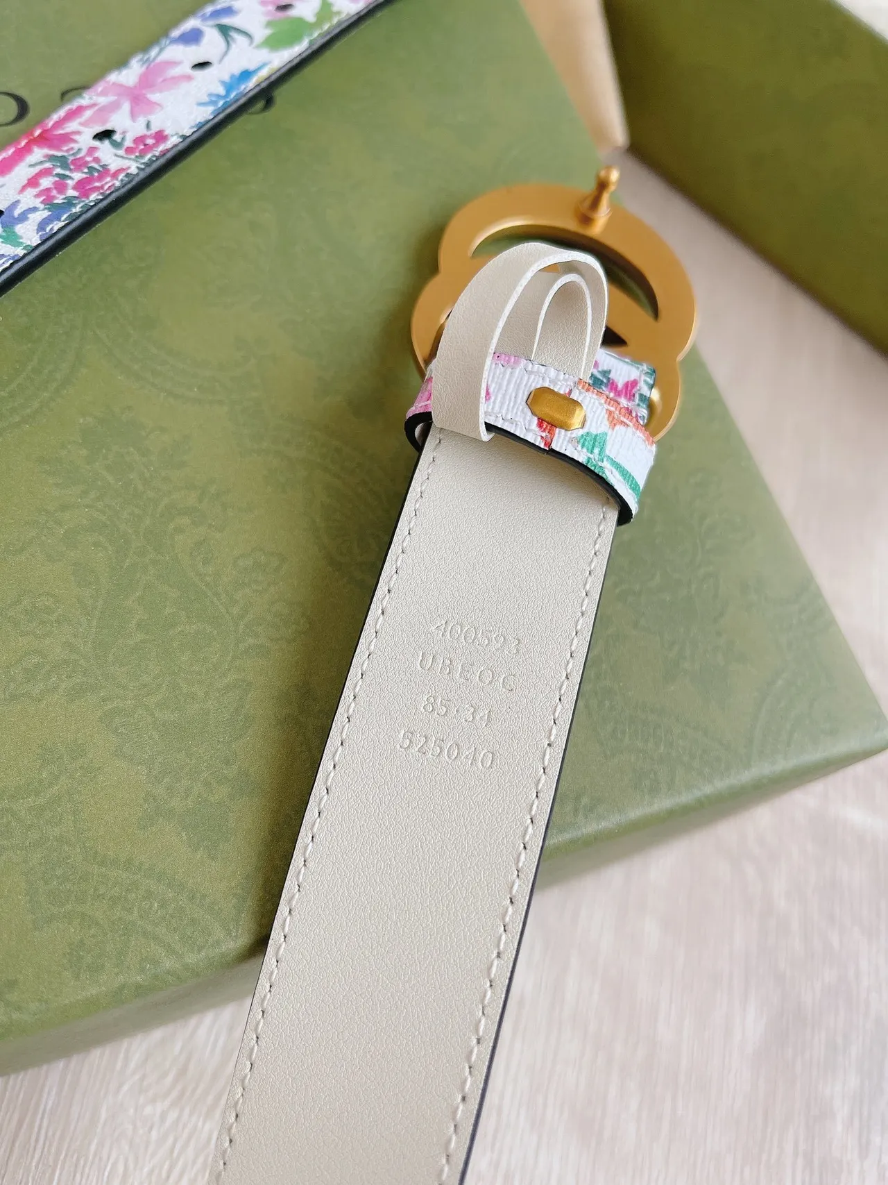Gucci GG Marmont Ceinture en cuir blanc à motif floral 4