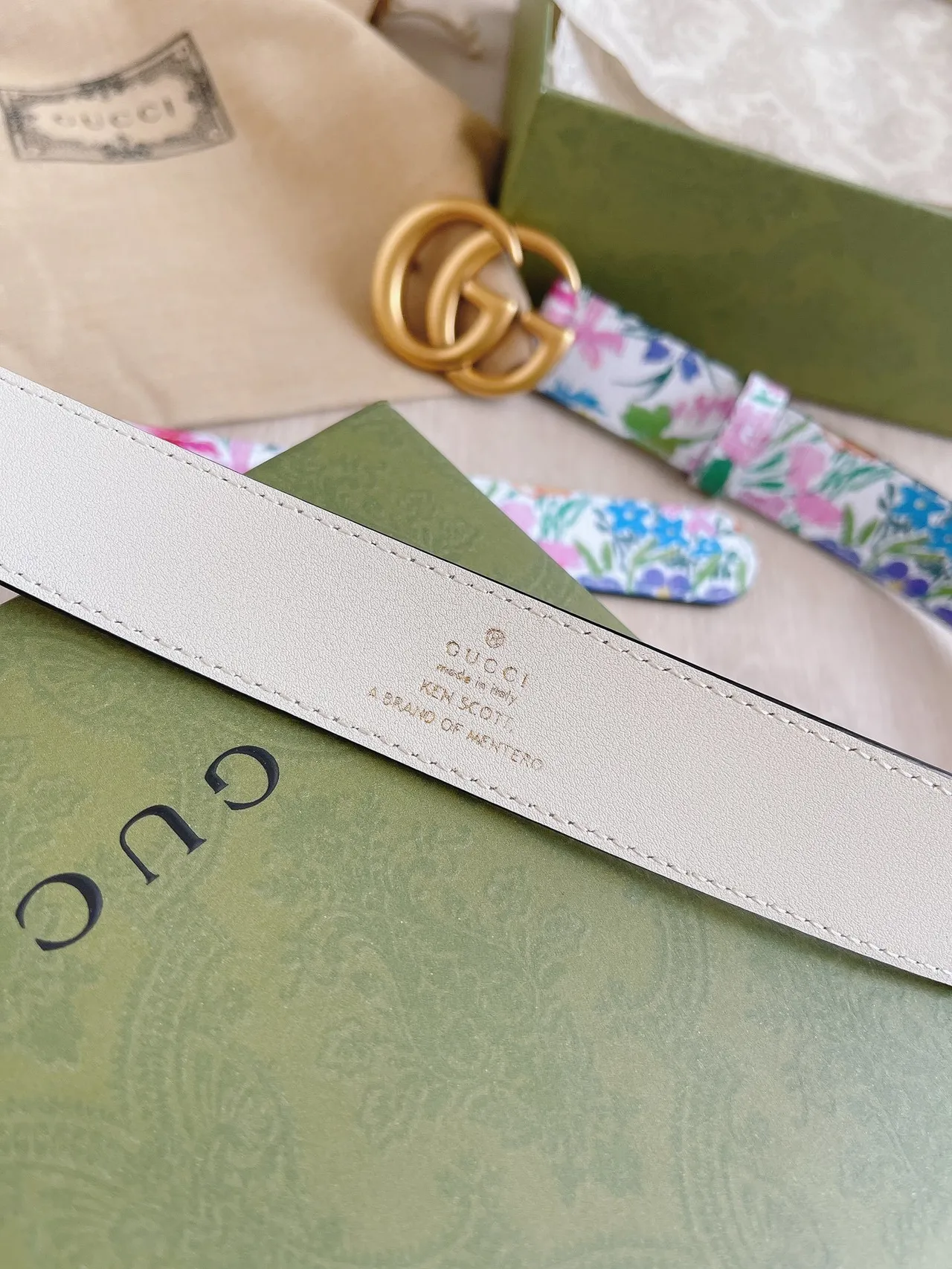 Gucci GG Marmont Ceinture en cuir blanc à motif floral 5