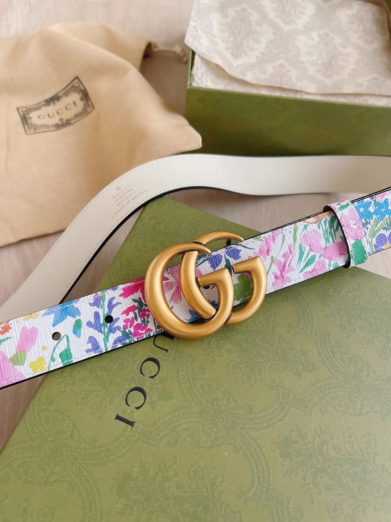 Gucci GG Marmont Ceinture en cuir blanc à motif floral 6