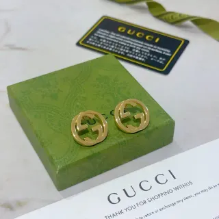 Gucci GG Marmont أقراط أذن مدورة ذهبية خضراء مع شعار double-G interlocking