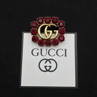 Gucci GG Marmont-inspired लाल सोना Interlocking Logo गोलाकार क्रिस्टल हेलो ब्रोच