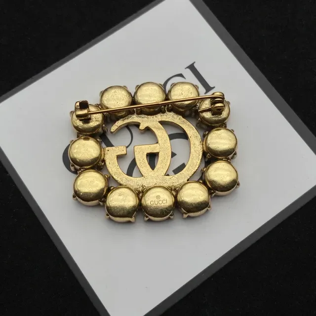 بروش Gucci GG Marmont-inspired ذهب أحمر Interlocking Logo Circular Crystal Halo 3