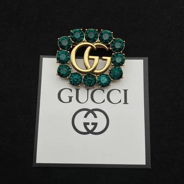 بروش Gucci GG Marmont-inspired ذهب أحمر Interlocking Logo Circular Crystal Halo 4