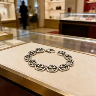 سوار Gucci GG Marmont Interlocking G-Link بلون فضي