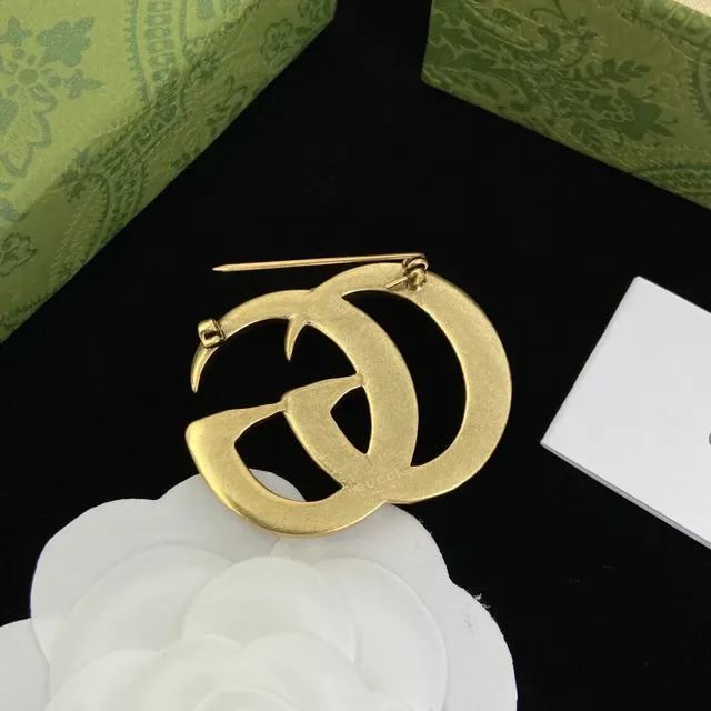 Gucci GG Marmont بروش مرصع باللؤلؤ Double G 2
