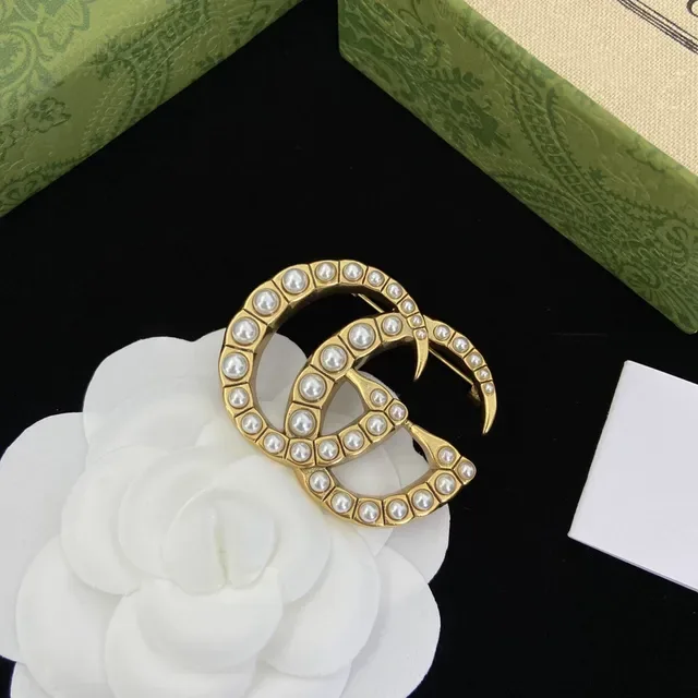Gucci GG Marmont بروش مرصع باللؤلؤ Double G 3