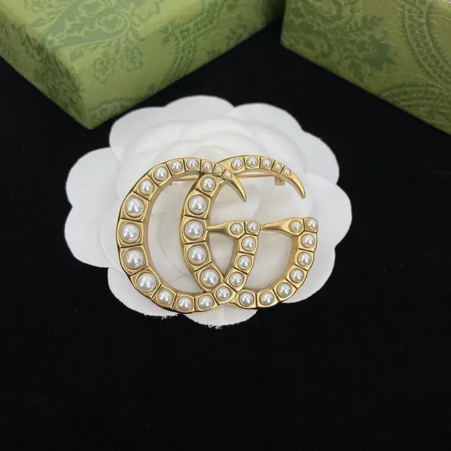 Gucci GG Marmont بروش مرصع باللؤلؤ Double G 5