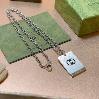 Gucci GG Marmont Chaîne Argentée Noire Pendentif Rectangulaire