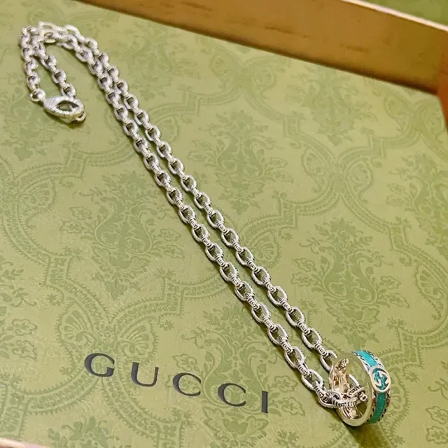 Gucci GG Marmont Cadena de eslabones plateada azul colgante doble aro giratorio 3