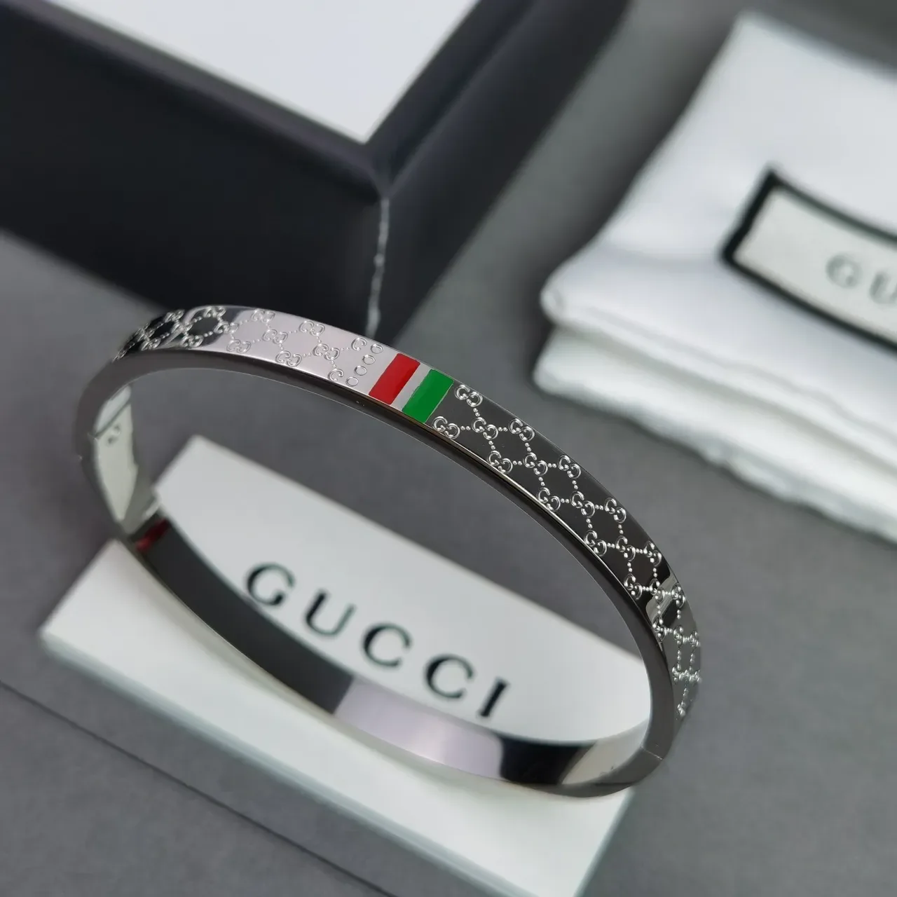 Gucci GG Marmont Pulsera Plata Roja Grabada Monograma Rayas Bandera Italiana 2
