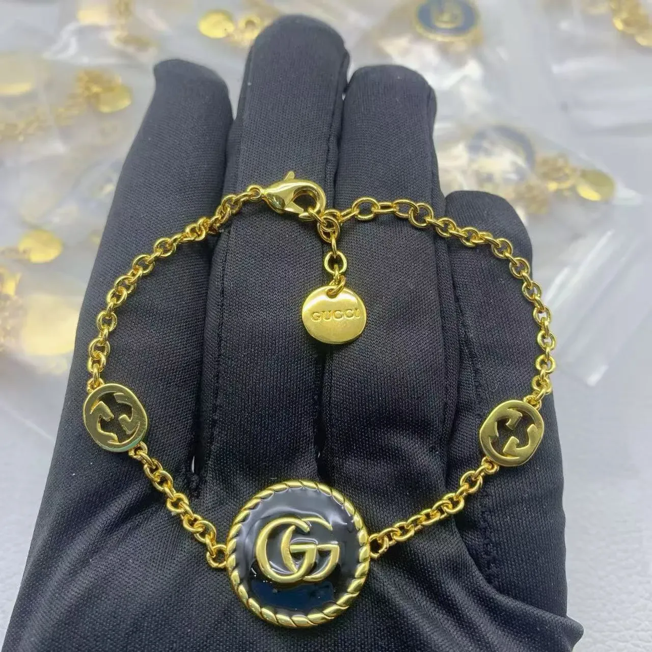गुचि GG मार्मोंट सफेद चांदी गोलाकार एनामेल चेहरा वाला ब्रोच 6
