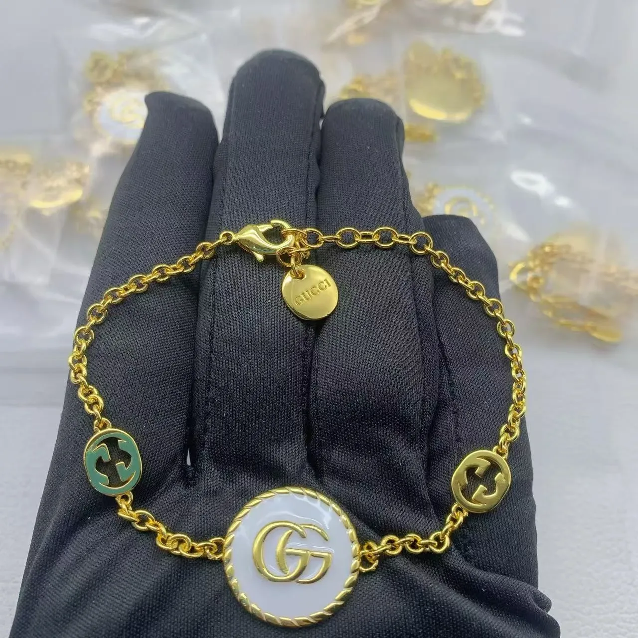 गुचि GG मार्मोंट सफेद चांदी गोलाकार एनामेल चेहरा वाला ब्रोच 8