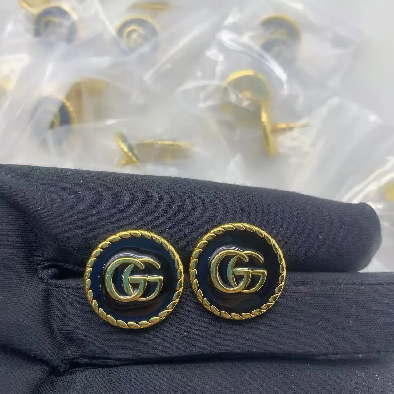गुचि GG मार्मोंट सफेद चांदी गोलाकार एनामेल चेहरा वाला ब्रोच 10