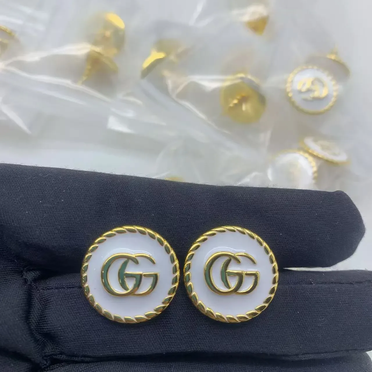 गुचि GG मार्मोंट सफेद चांदी गोलाकार एनामेल चेहरा वाला ब्रोच 12